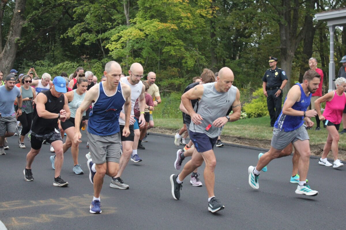 5k Runners begiing the road race